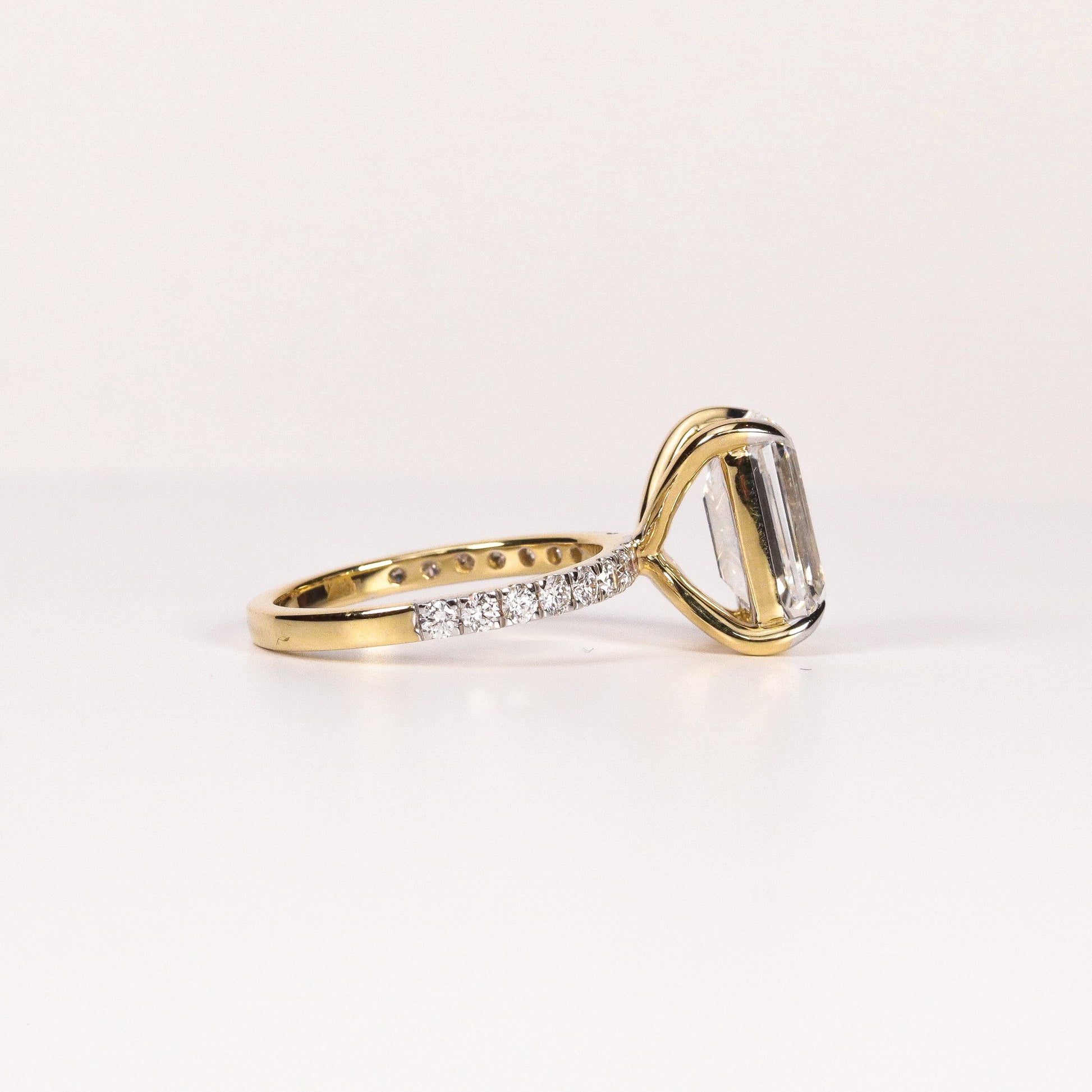 LAB-GROWN DIAMOND EMERALD-CUT CATHEDRAL PAVÉ BAND ENGAGEMENT RING image 2
