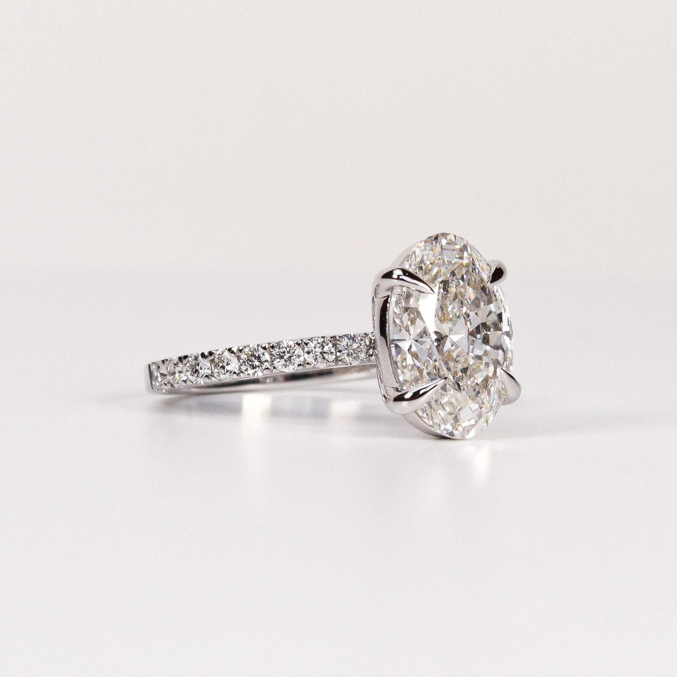 LAB-GROWN DIAMOND OVAL BRILLIANT-CUT ENGAGEMENT RING image 1