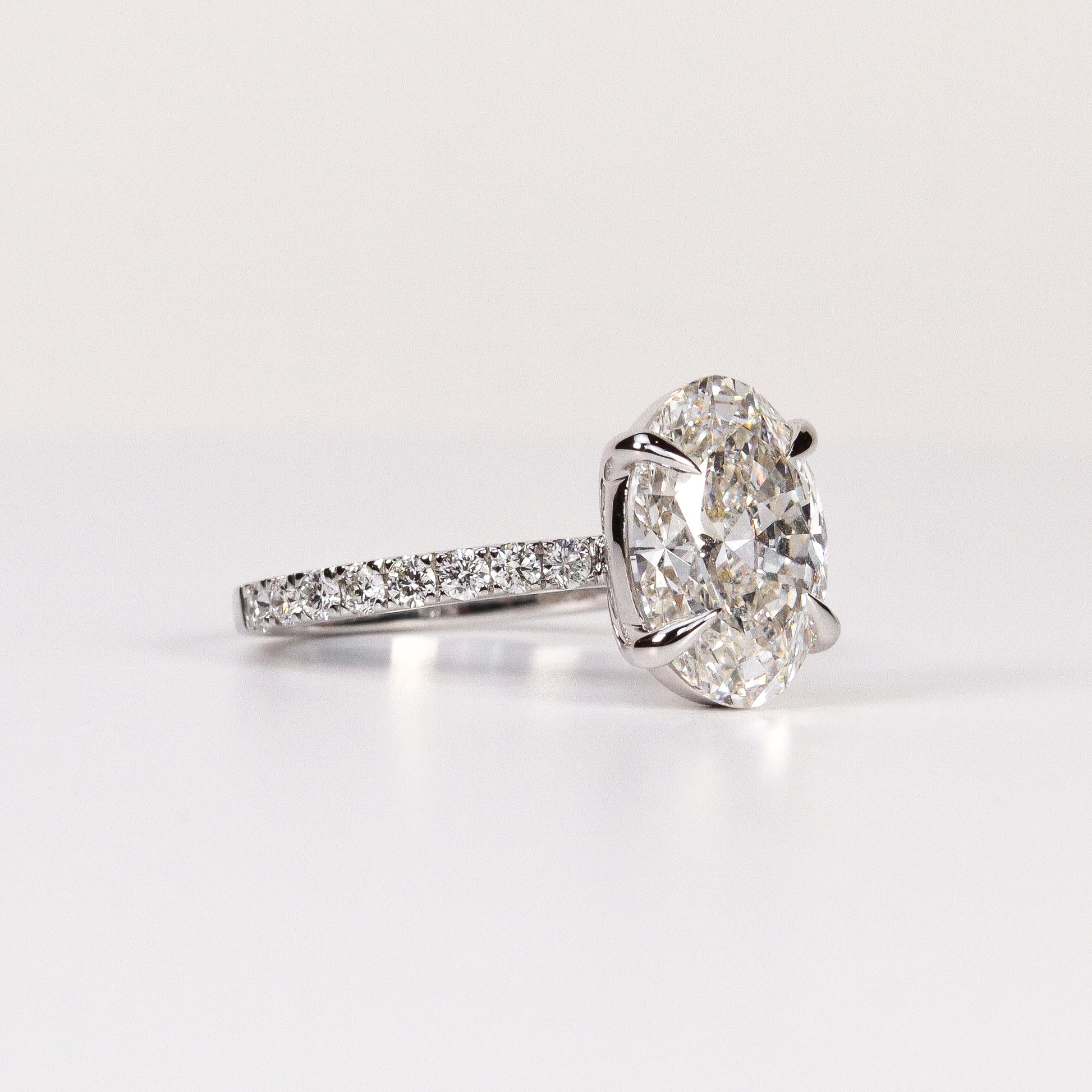 LAB-GROWN DIAMOND OVAL BRILLIANT-CUT ENGAGEMENT RING image 1