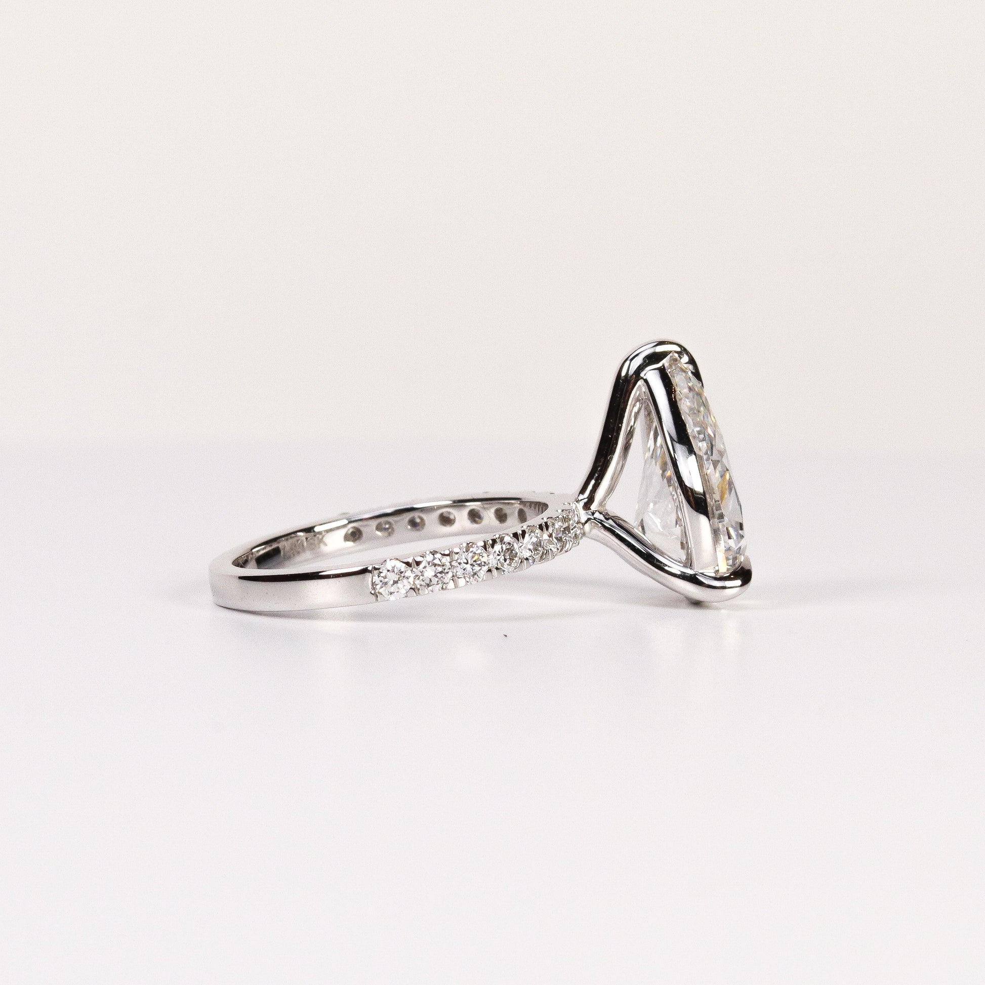 LAB-GROWN DIAMOND PEAR BRILLIANT-CUT ENGAGEMENT RING image 2