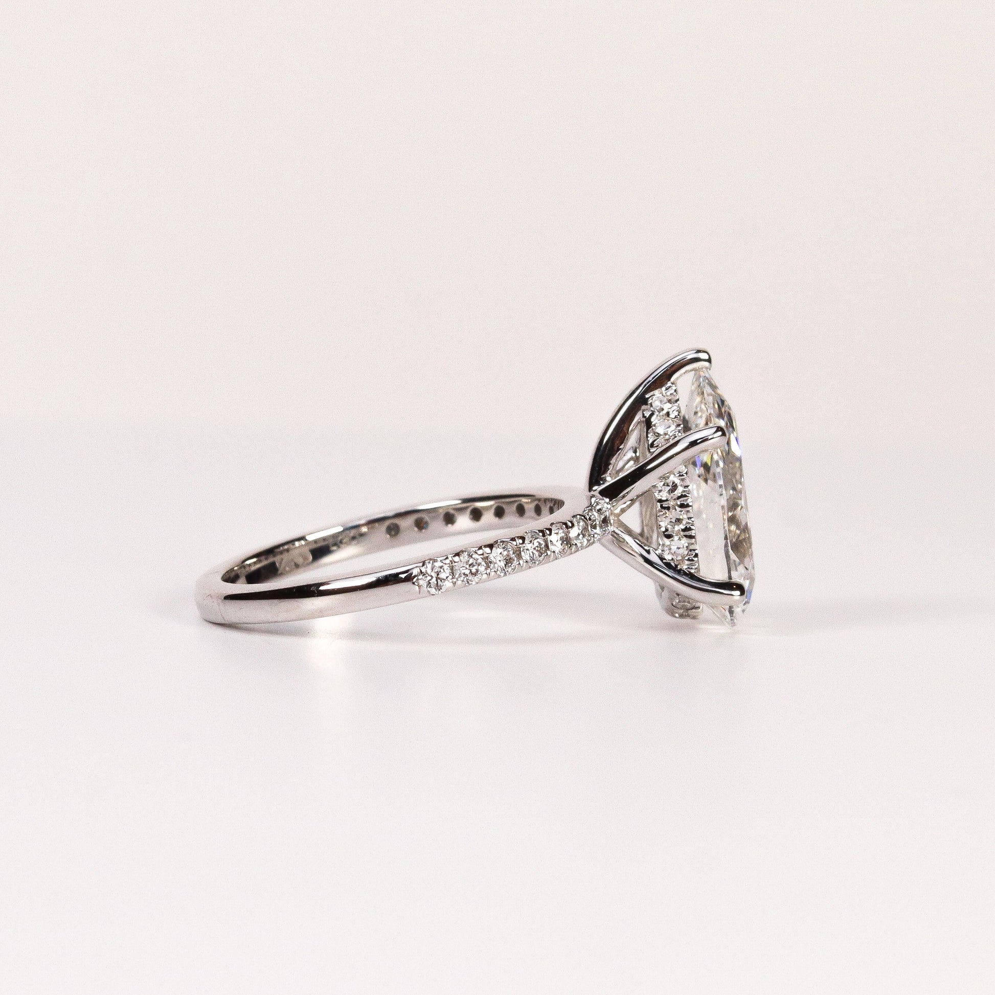 LAB-GROWN DIAMOND PEAR BRILLIANT-CUT PAVÉ BAND ENGAGEMENT RING image 2