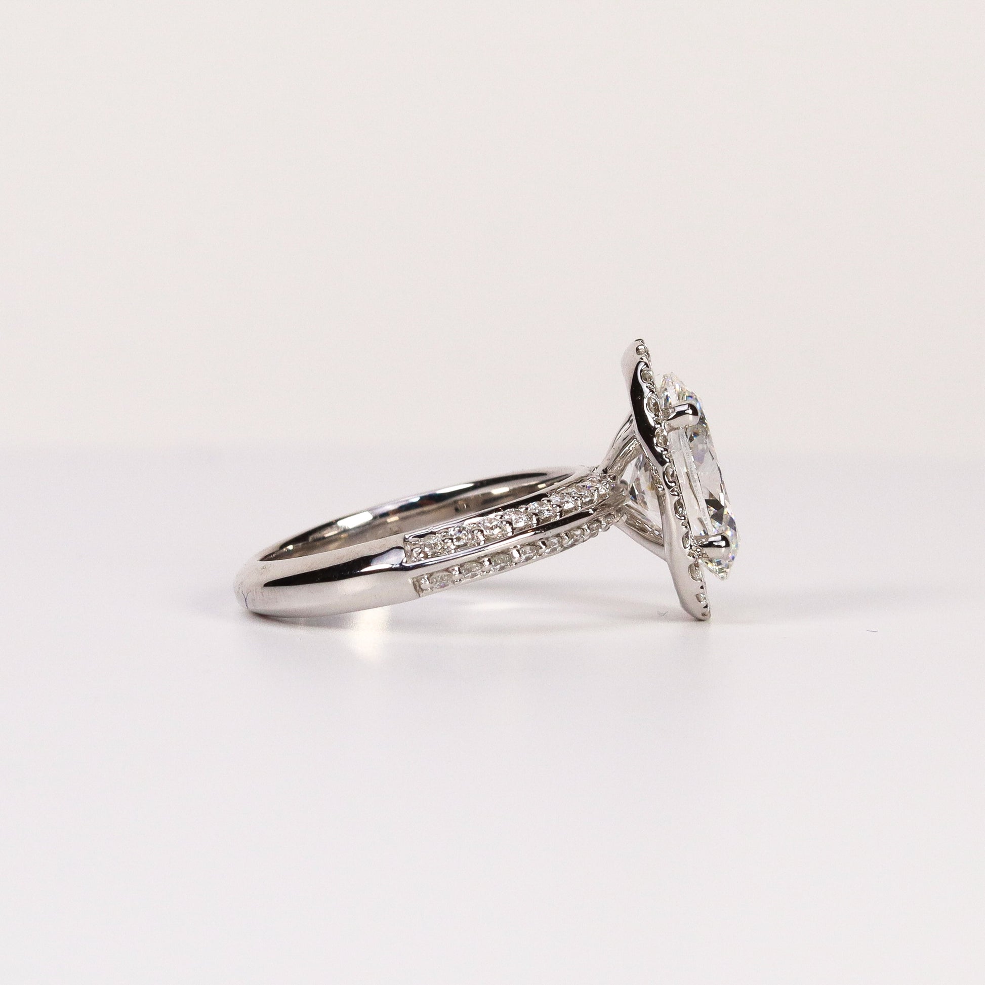 LAB-GROWN DIAMOND OVAL BRILLIANT-CUT HALO ENGAGEMENT RING image 2