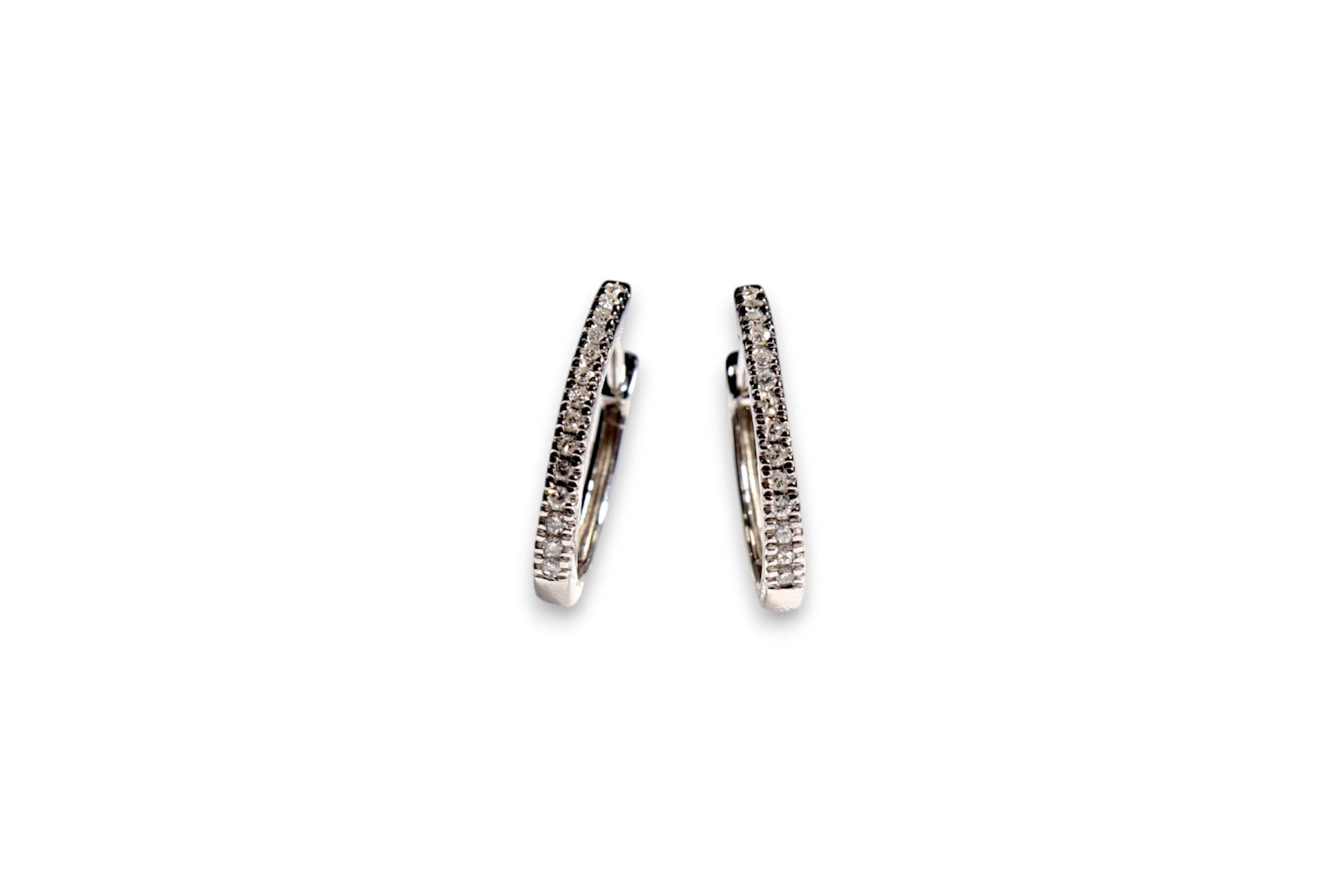 DIAMOND PAVÉ OVAL HOOP EARRINGS image 2
