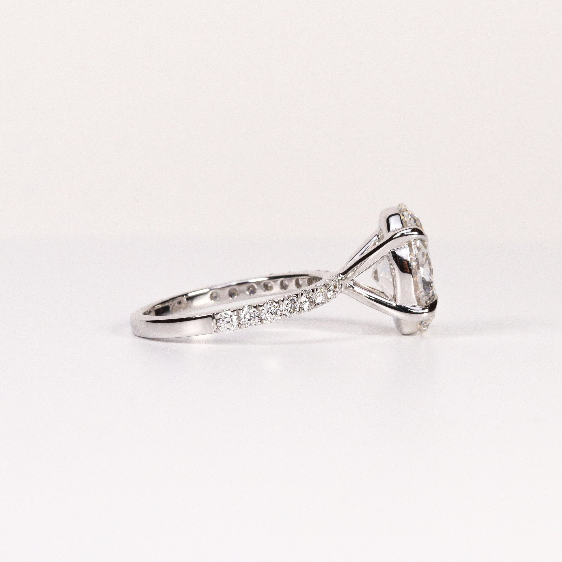 LAB-GROWN DIAMOND OVAL BRILLIANT-CUT ENGAGEMENT RING image 2