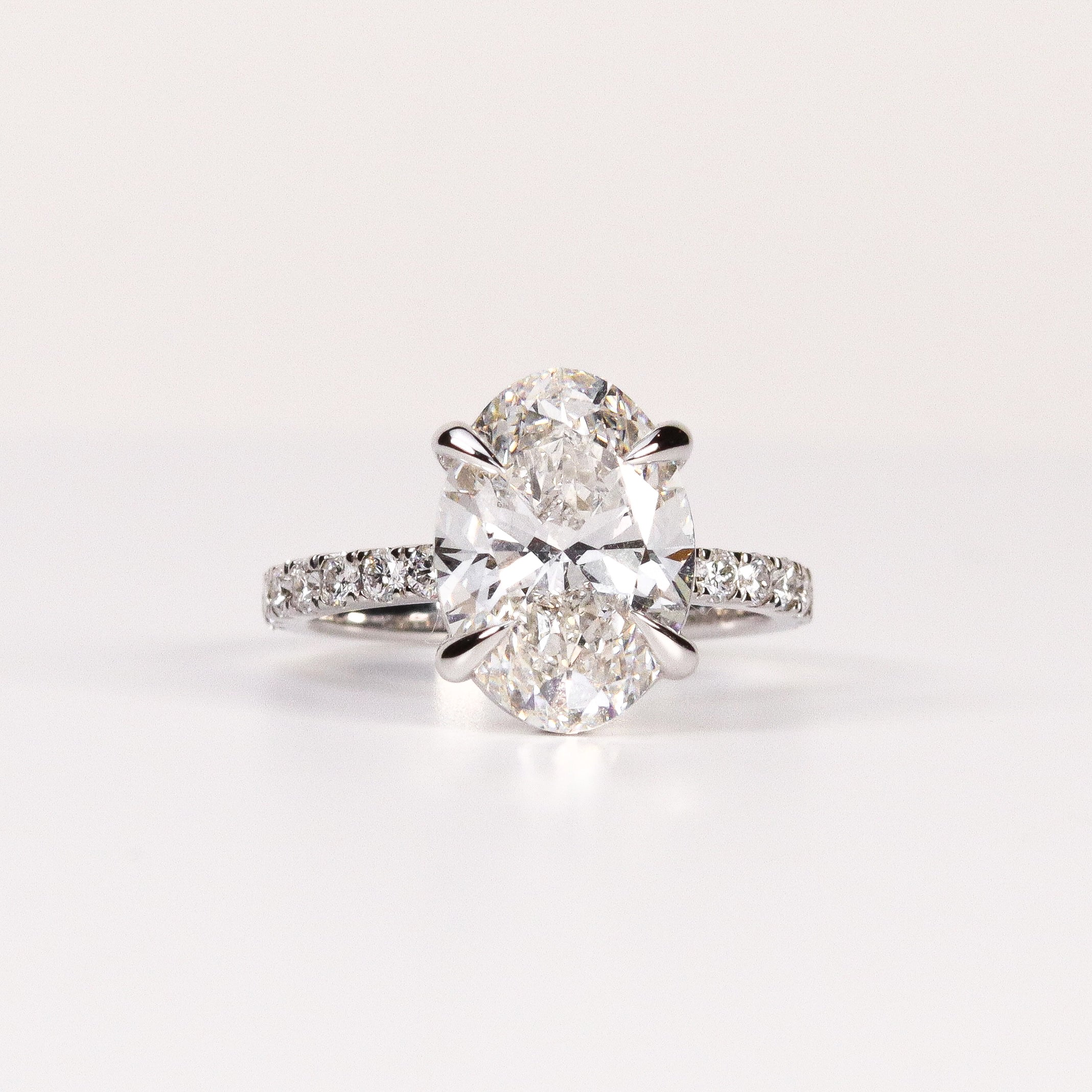 LAB-GROWN DIAMOND OVAL BRILLIANT-CUT ENGAGEMENT RING image 0