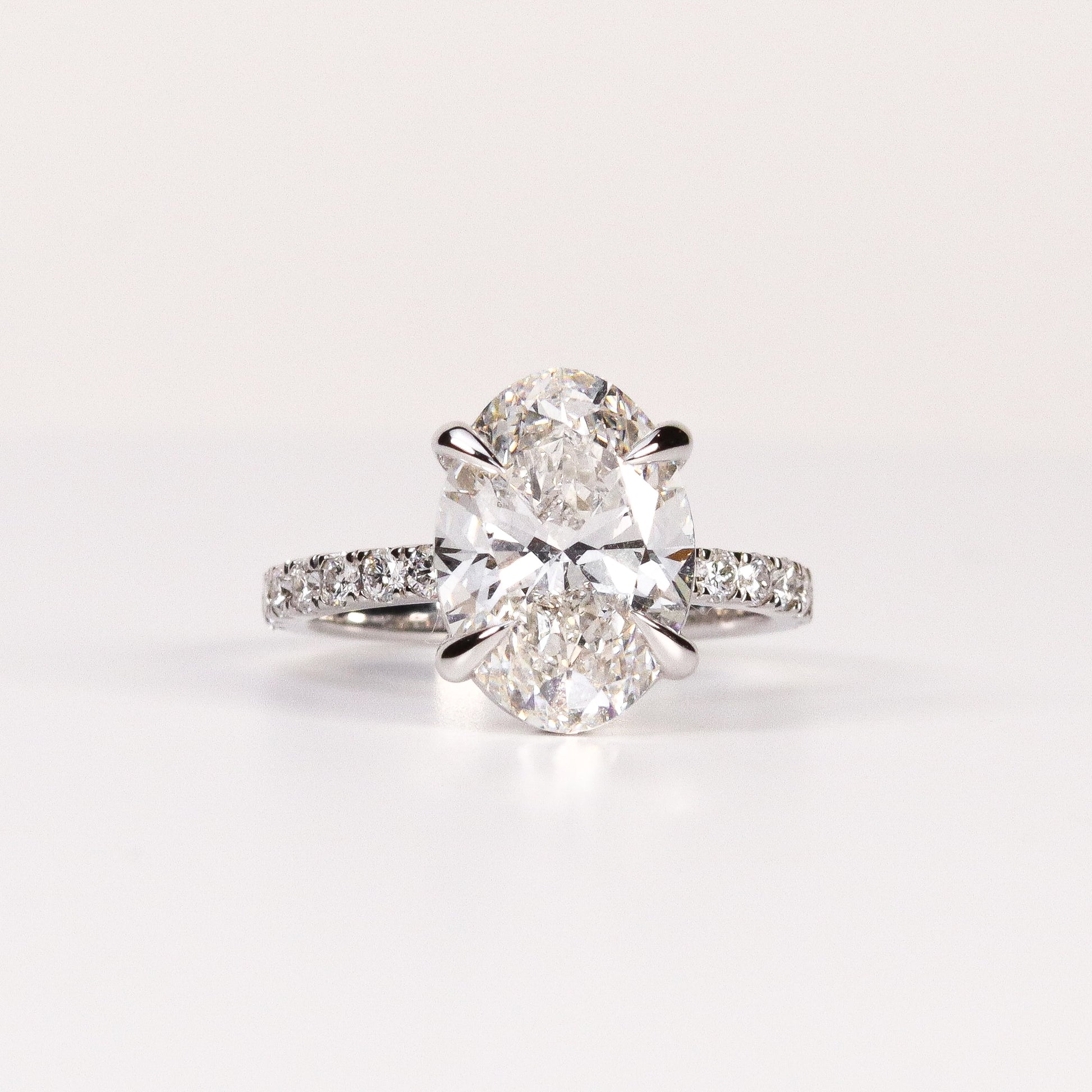 LAB-GROWN DIAMOND OVAL BRILLIANT-CUT ENGAGEMENT RING image 0